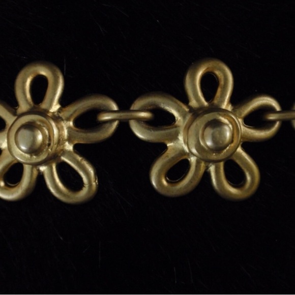 Vintage matte gold metal daisy belt - Picture 4 of 4